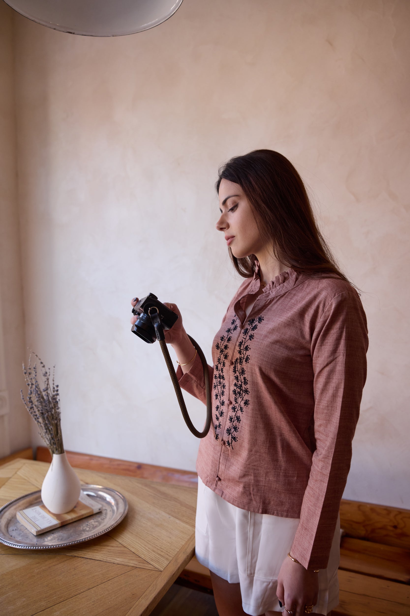 美品 IRENE Wrinkle Textile Blouse Irene Blouse in Ivory