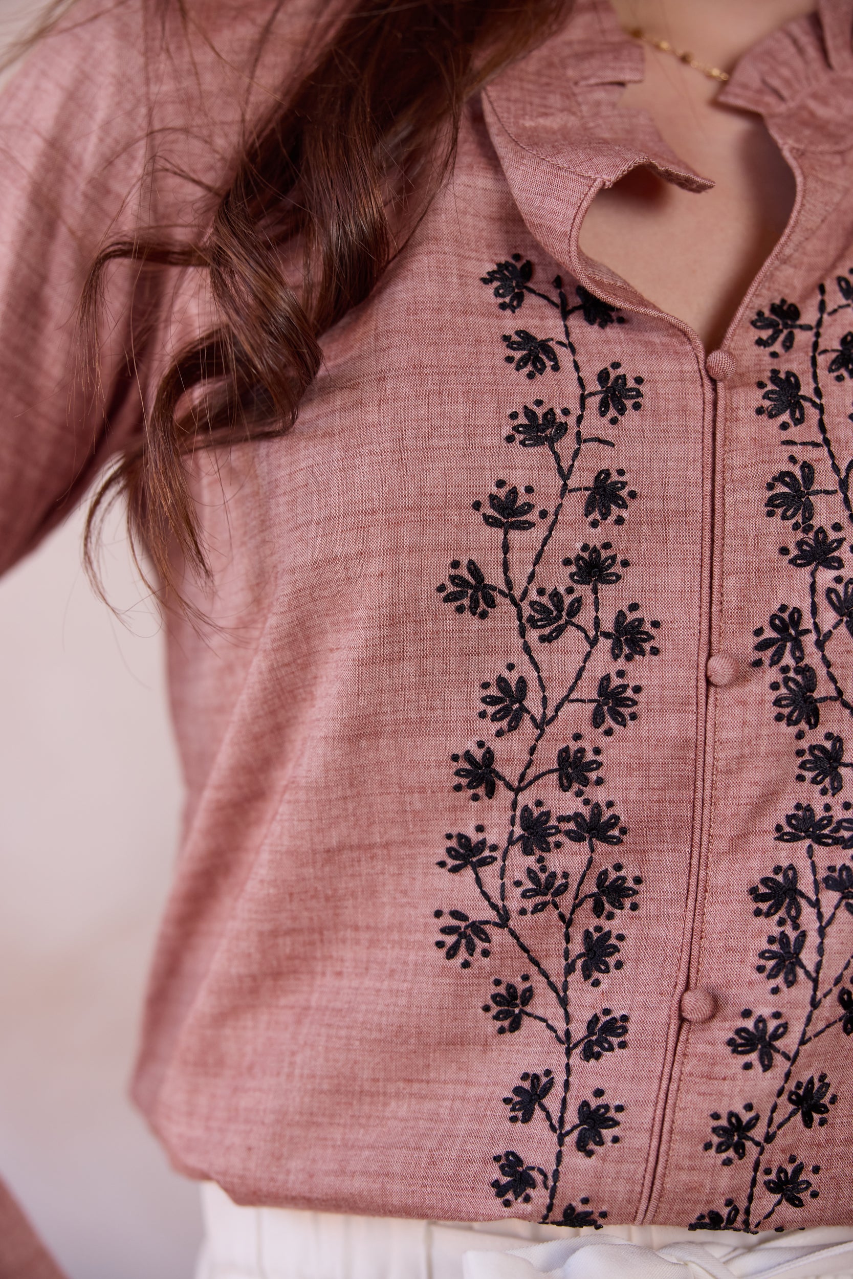 美品 IRENE Wrinkle Textile Blouse Irene Blouse in Ivory